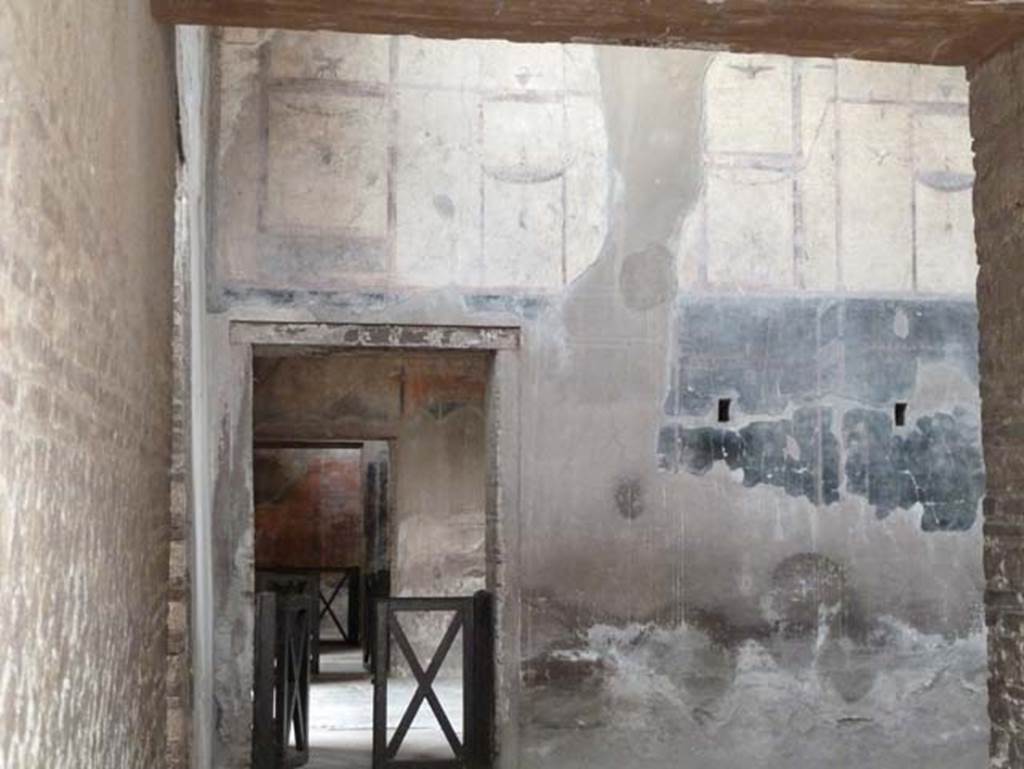 IV.21, Herculaneum, September 2015. Upper west wall in atrium.